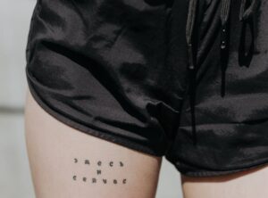 finos tatuajes pequeños en el muslo para mujeres